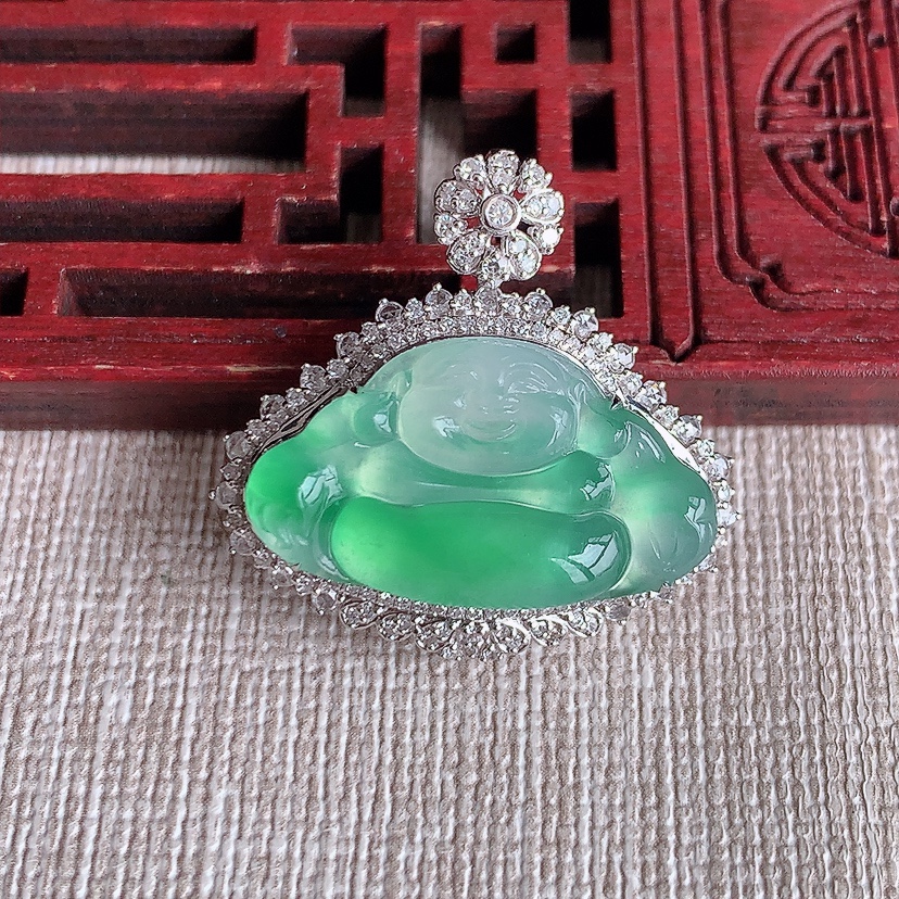 天然A货翡翠18K金伴钻镶嵌飘绿佛公吊坠 
尺寸25.8-26.8-12裸石12.8-23mm 重量5.48g 0318