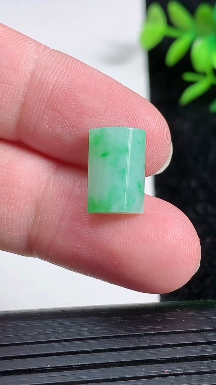 天然A货翡翠马鞍戒面，尺寸13.5-9-5.1，重:1.61g2026年3月20日
工厂直销收藏佳品,种好水足，色泽均匀，有种有色，上手高大气！