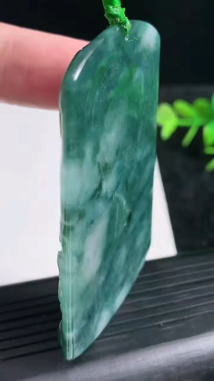 天然A货翡翠飘花御龙财神爷吊坠尺寸67.4-43.5-4.2重量:33.02g
3月20日