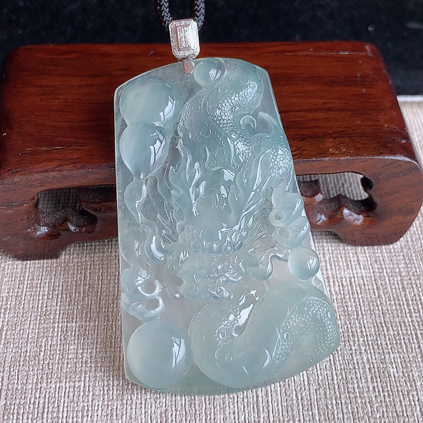 天然A货翡翠18K金伴钻镶嵌晴水龙牌吊坠 
尺寸68.3-61-38.3-6.5mm 重量31.55g 0318