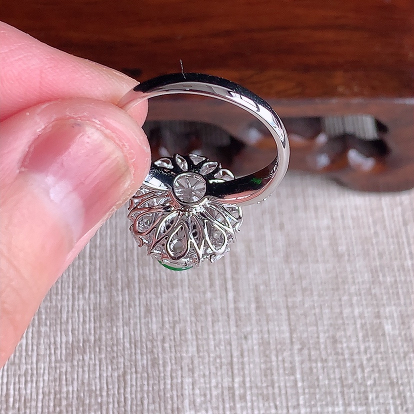 天然A货翡翠18K金伴钻镶嵌阳绿蛋面戒指 圈口17.4裸石
尺寸9-6.8mm 重量4.00g 0318