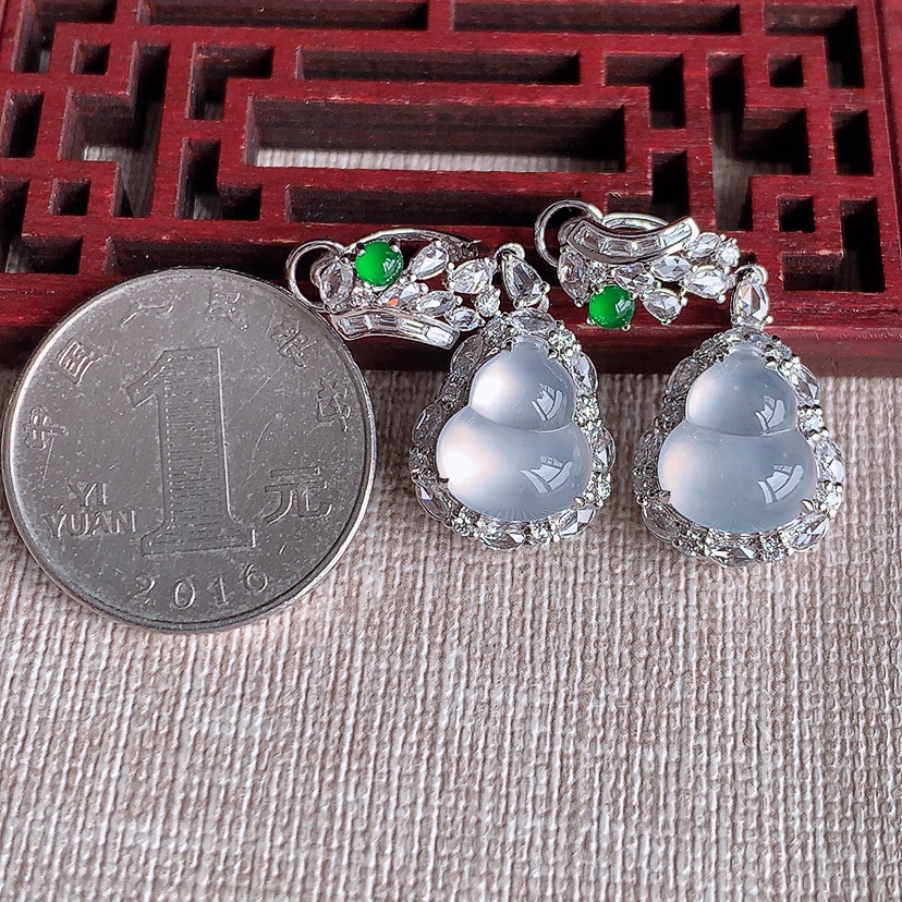 天然A货翡翠18K金伴钻镶嵌白月光葫芦耳坠 
尺寸12-10-10.3mm 重量9.26g 0318