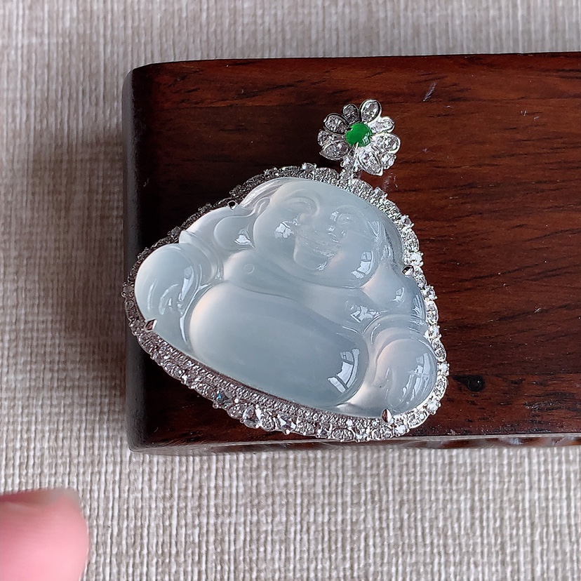 天然A货翡翠18K金伴钻镶嵌白月光佛公吊坠 
尺寸34-32.4-10.7裸石20.4-29.5mm 重量11.38g 0318