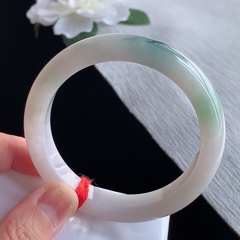 天然A货翡翠飘花正装正圈手镯55-56圈口  
尺寸55-11.4-8mm 0318