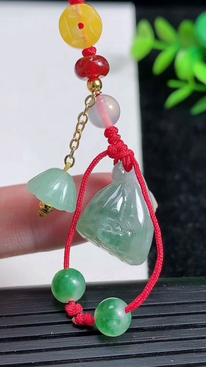 天然A货翡翠莲蓬吊坠，尺寸20.2-15.1-11，重:4.61g
3月20日