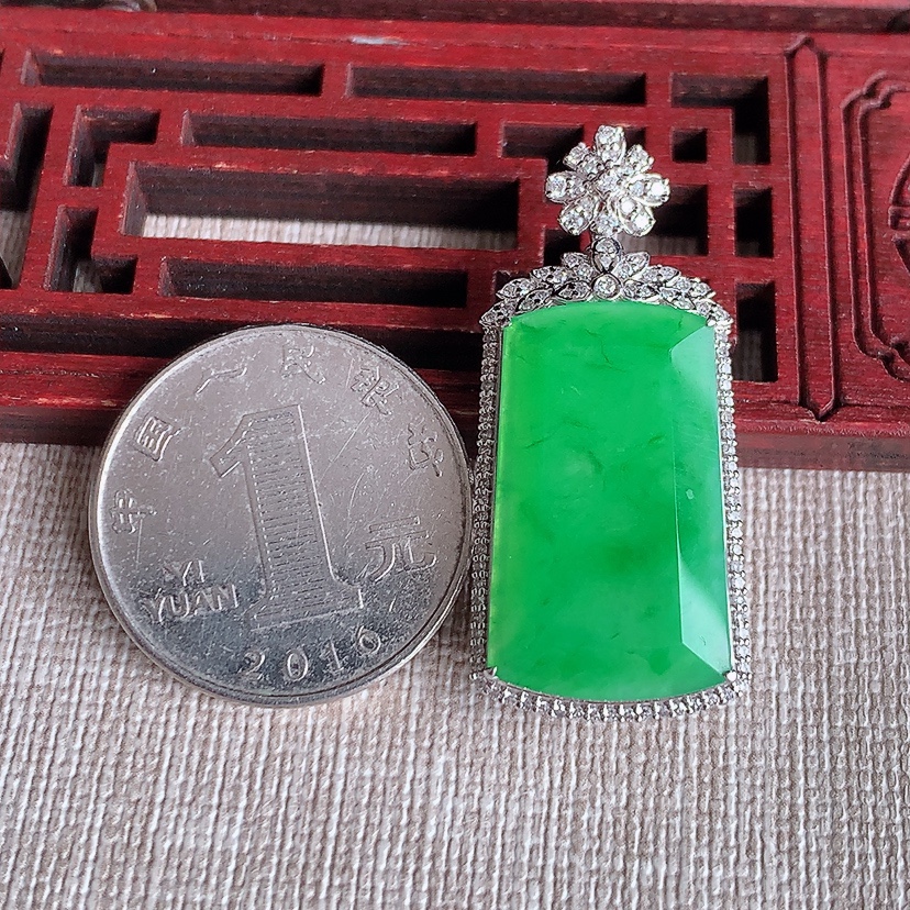 天然A货翡翠18K金伴钻镶嵌满绿无事牌吊坠 
尺寸37.4-17-9.4裸石24.6-14.4mm 重量7.25g 0318