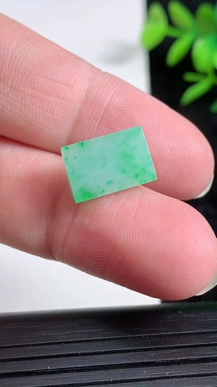 天然A货翡翠马鞍戒面，尺寸13.5-9-5.1，重:1.61g2026年3月20日
工厂直销收藏佳品,种好水足，色泽均匀，有种有色，上手高大气！