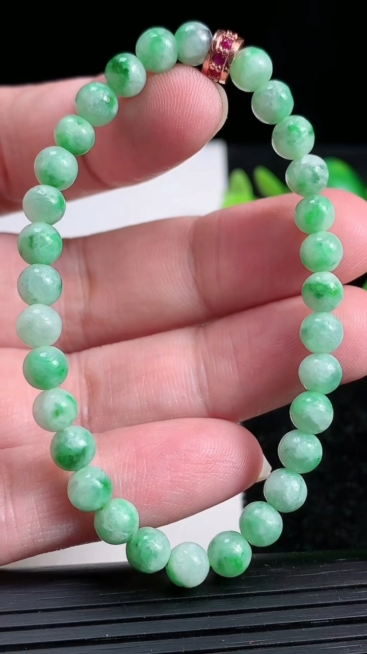 天然A货翡翠圆珠手串，尺寸5.8-31颗，重:10.27g3月20日
工厂直销收藏佳品,种好水足，色