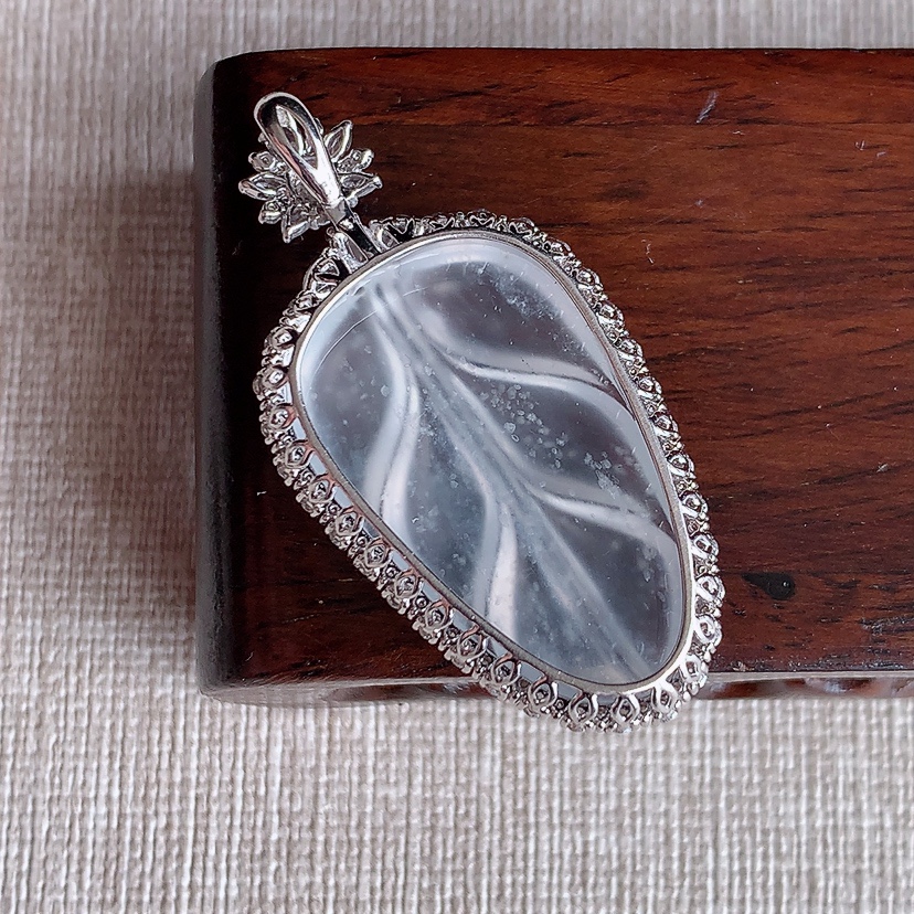 天然A货翡翠18K金伴钻镶嵌白月光叶子金枝玉叶吊坠 
尺寸42.8-21.8-8.3裸石30-18.8mm 重量7.76g 0318