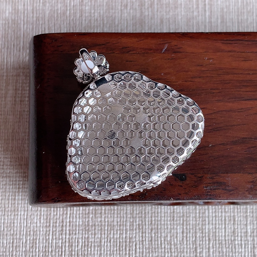 天然A货翡翠18K金伴钻镶嵌白月光佛公吊坠 
尺寸34-32.4-10.7裸石20.4-29.5mm 重量11.38g 0318