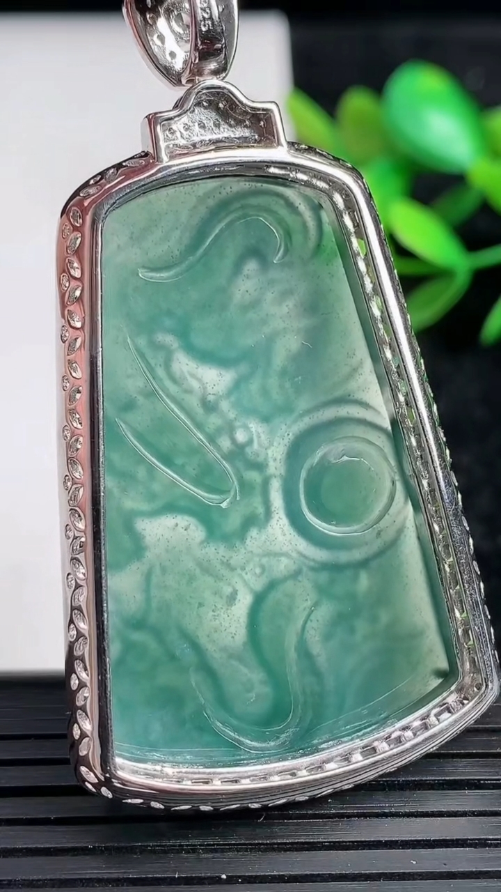 天然A货翡翠925银蓝水龙牌吊坠，尺寸61-33-8，重:17.78g
3月20日