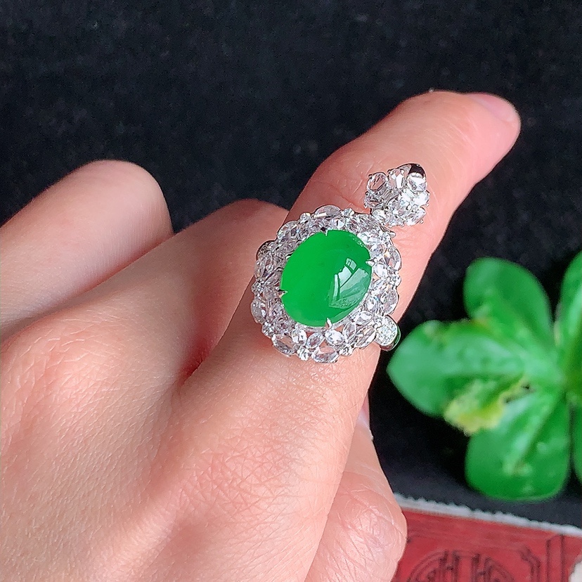 天然A货翡翠18K金伴钻镶嵌阳绿蛋面戒指吊坠两用款 圈口17.3裸石
尺寸11-8.6mm 重量6.70g 0318