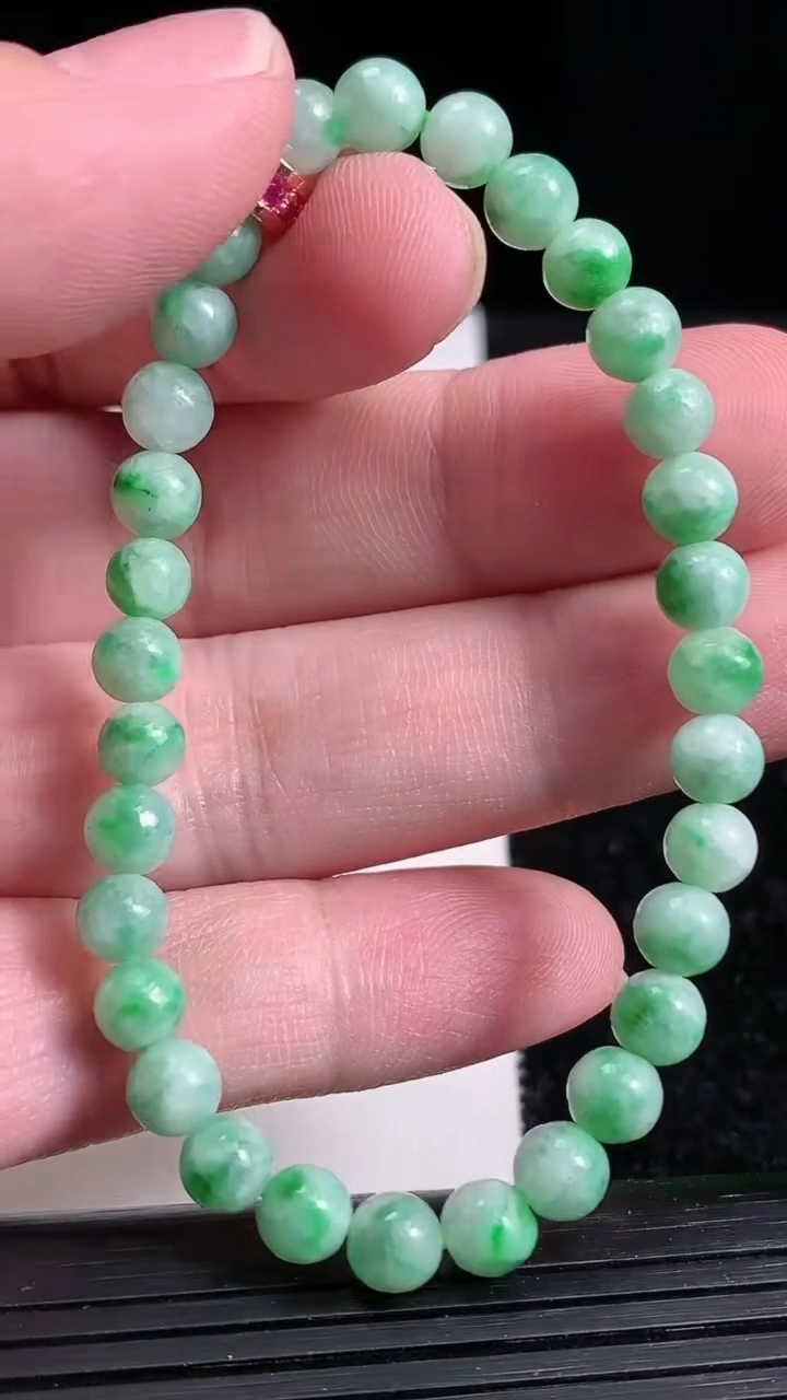 天然A货翡翠圆珠手串，尺寸5.8-31颗，重:10.27g3月20日
工厂直销收藏佳品,种好水足，色泽均匀，有种有色，上手高大气！