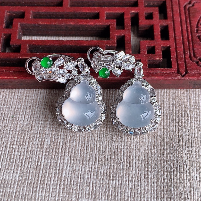 天然A货翡翠18K金伴钻镶嵌白月光葫芦耳坠 
尺寸12-10-10.3mm 重量9.26g 0318