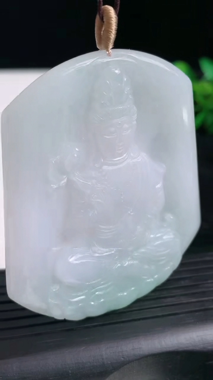 天然A货翡翠大势至菩萨吊坠尺寸59.8-51.2-5.3重量:33.41g
3月20日