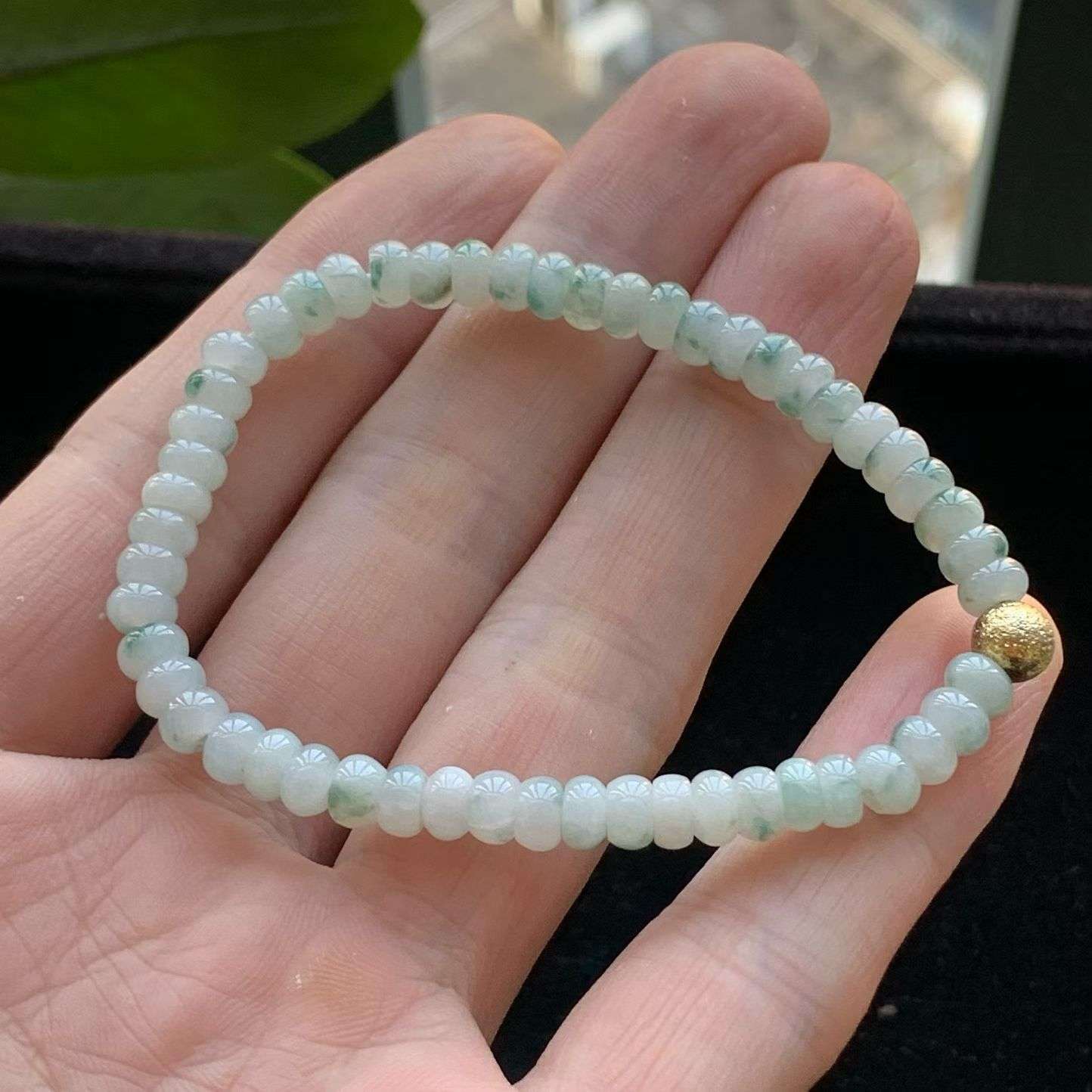 A货天然翡翠冰糯种飘花算盘珠手链52颗重量10.73
3月20日