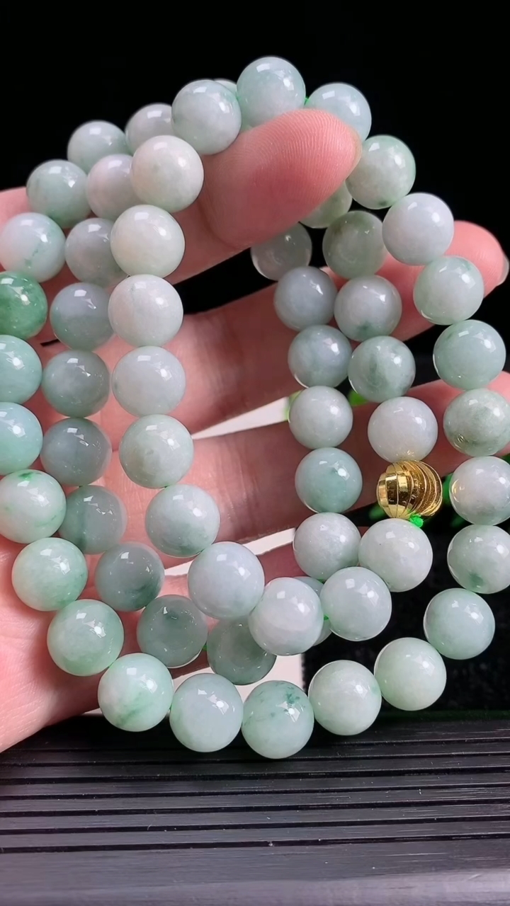 天然A货翡翠圆珠项链，尺寸10，重:127.21g3月20日
工厂直销收藏佳品,种好水足，色泽均匀，