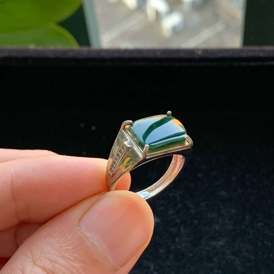 A货天然翡翠冰糯种925银满绿戒指活口重量3.05
3月20日