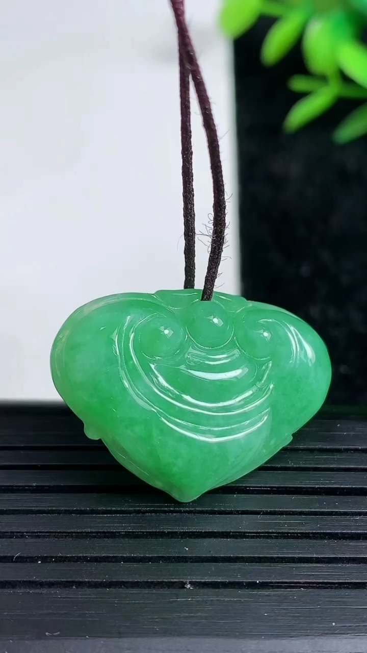 天然A货翡翠如意头吊坠，尺寸29.8-20.7-6，重:6.17g
3月20日