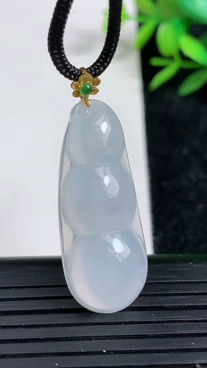 天然A货翡翠福豆吊坠，尺寸34-14-5.5，重:4.37g
3月20日