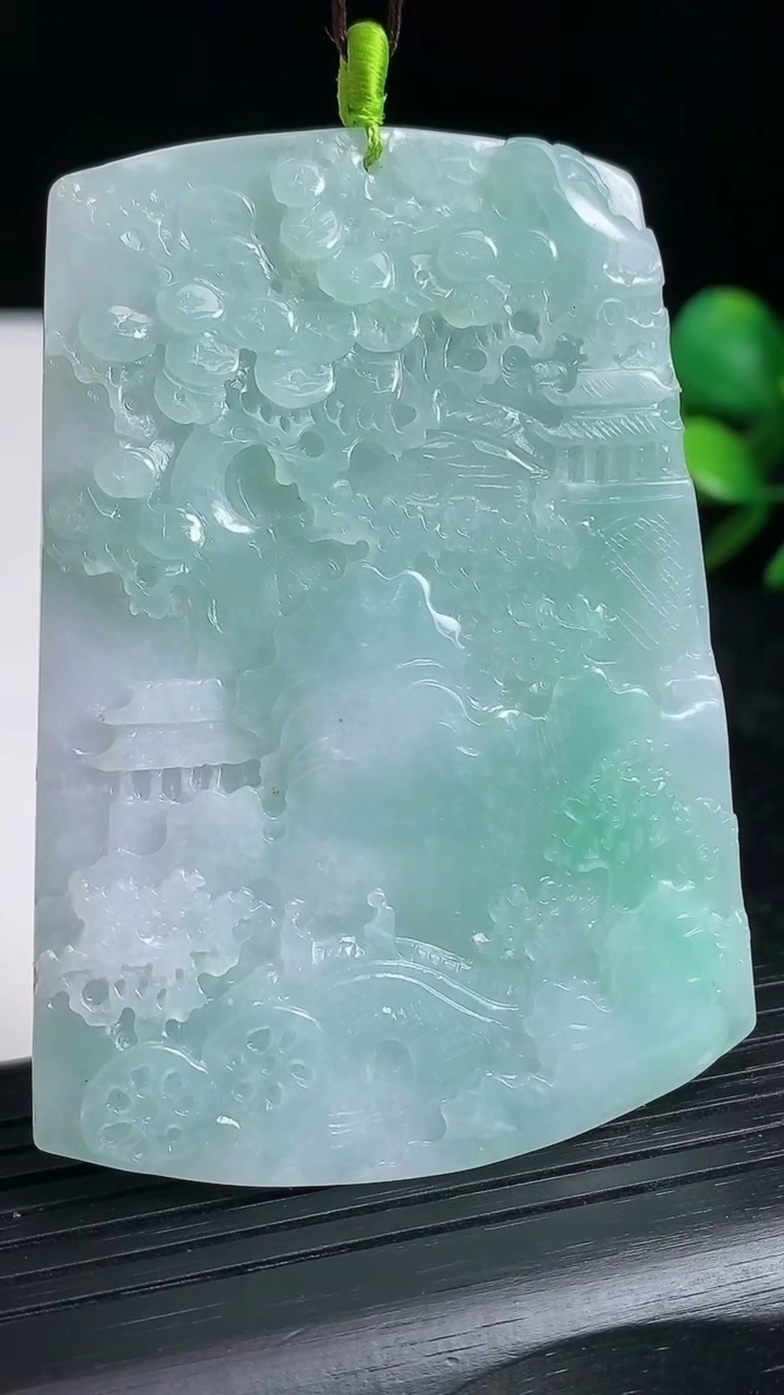 天然A货翡翠山水牌吊坠尺寸65.4-47.5-4.2重量:34.18g
3月20日