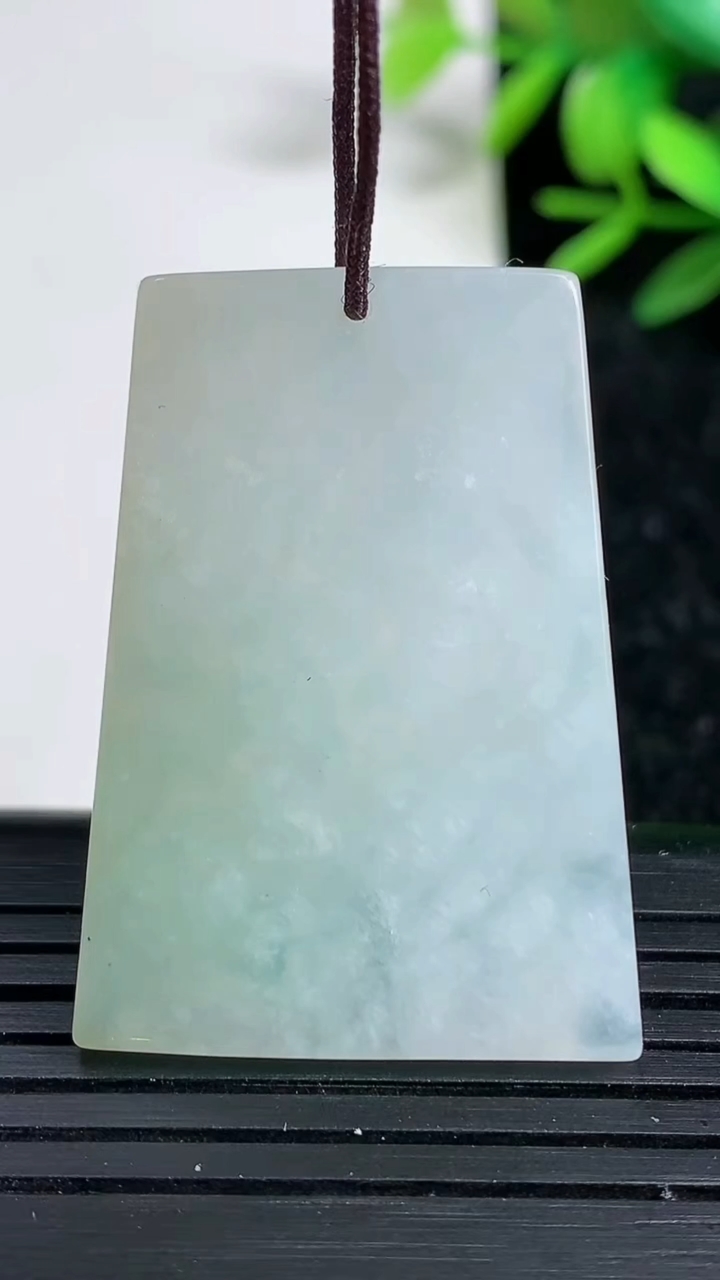 天然A货翡翠无事牌镶嵌件，尺寸35.8-26-3，重:8.97g
3月20日