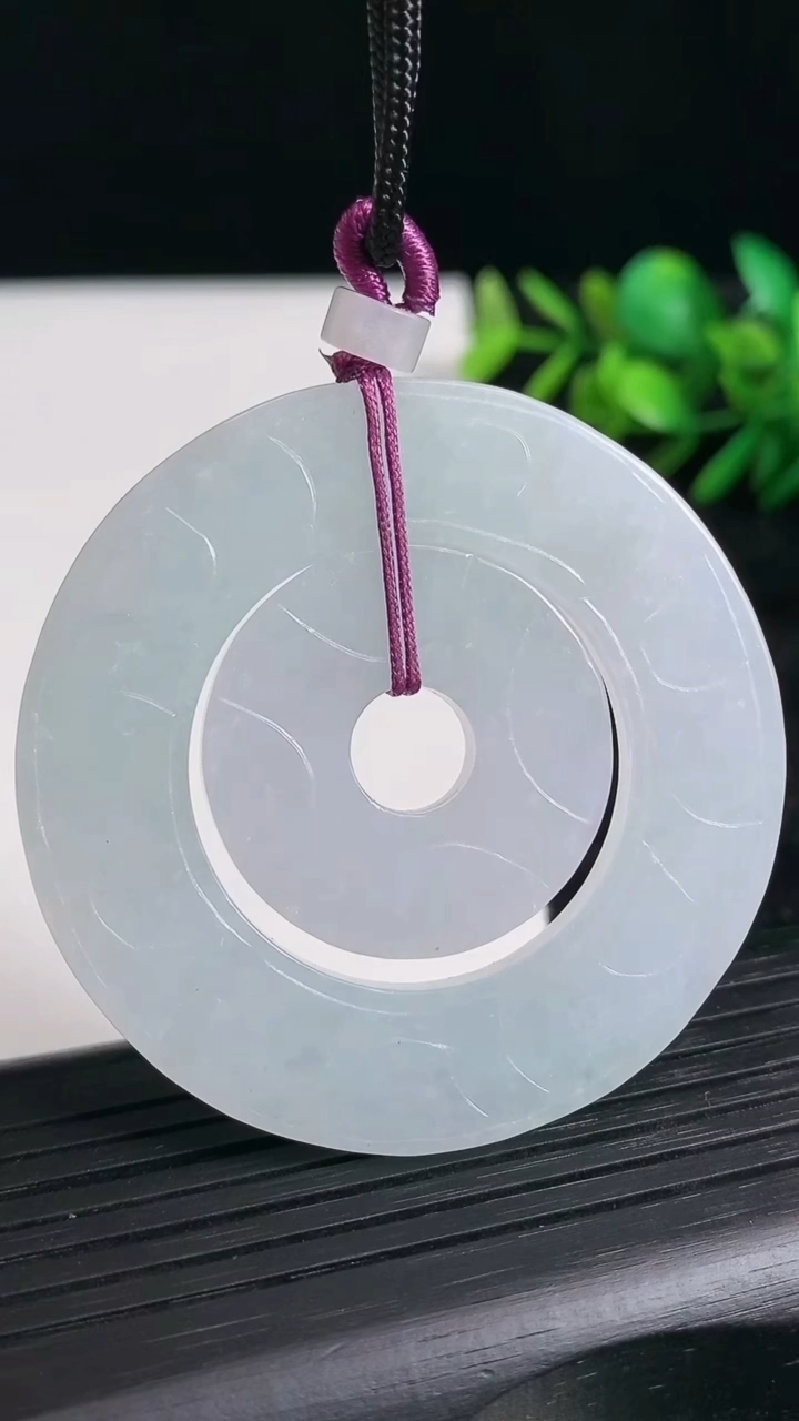 天然A货翡翠紫罗兰母子平安扣吊坠尺寸51.3-2.9重量:24.36g
3月21日