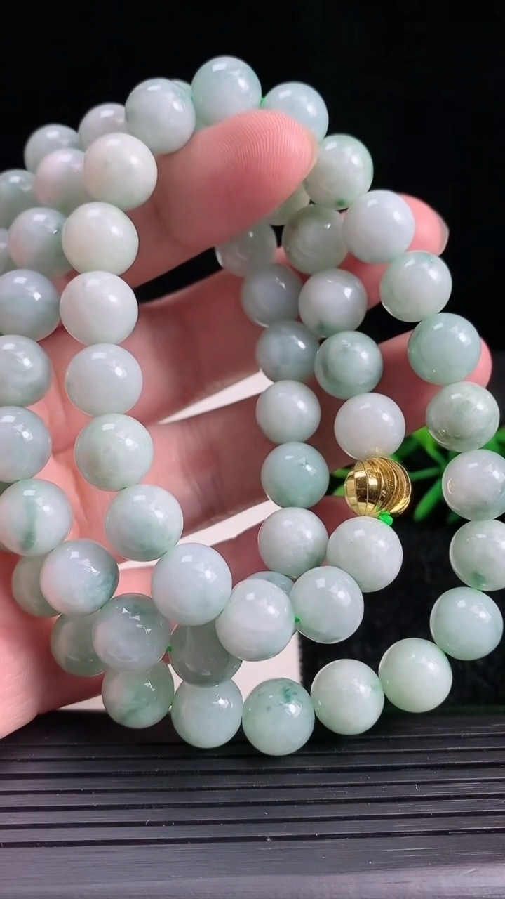 天然A货翡翠圆珠项链，尺寸10，重:127.21g3月20日
工厂直销收藏佳品,种好水足，色泽均匀，有种有色，上手高大气！