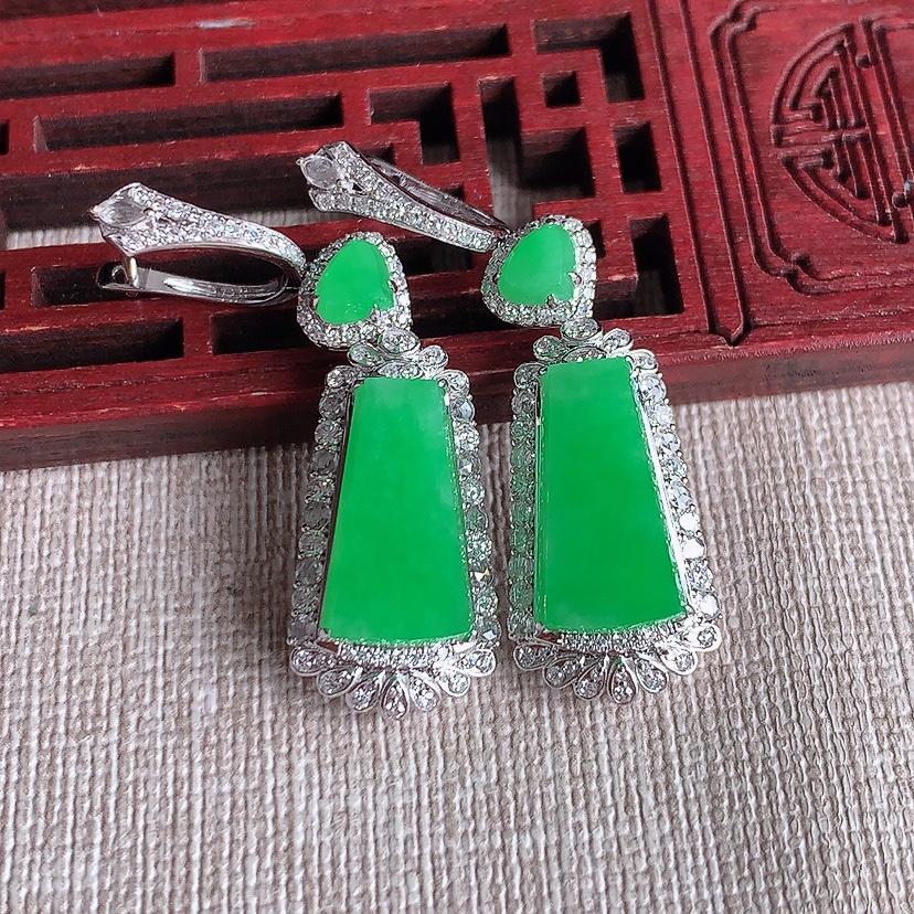 天然A货翡翠18K金伴钻镶嵌阳绿无事牌耳坠 
尺寸15.8-8.6-8mm 重量8.56g 0318