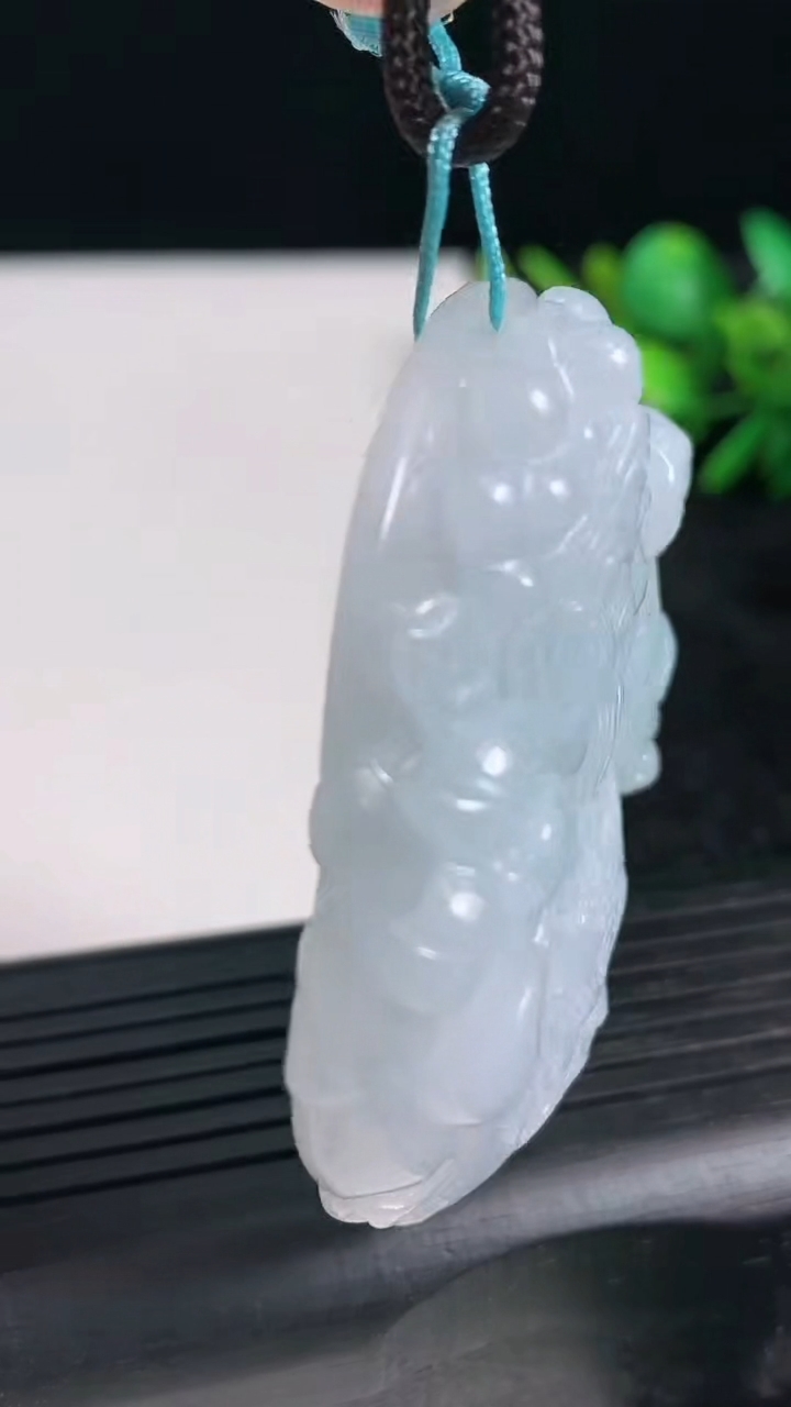 天然A货翡翠财神爷吊坠尺寸54.6-53.9-11.6重量:60.80g
3月20日