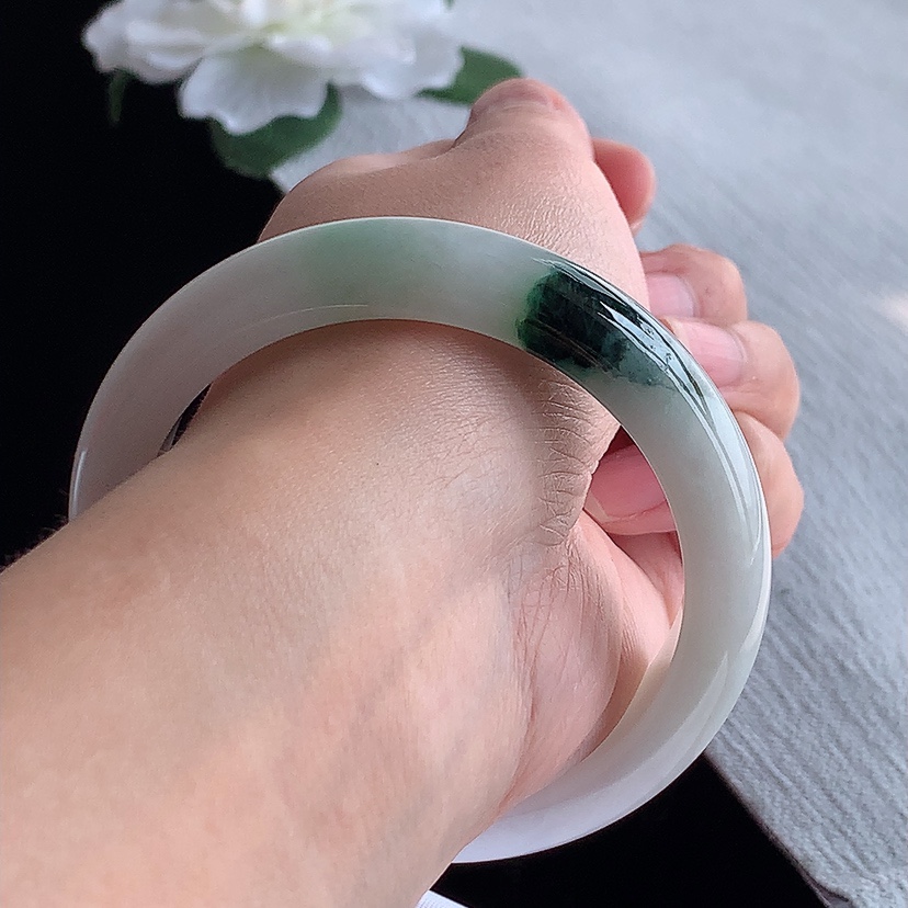 天然A货翡翠飘花正装正圈手镯55-56圈口  
尺寸55-11.4-8mm 0318