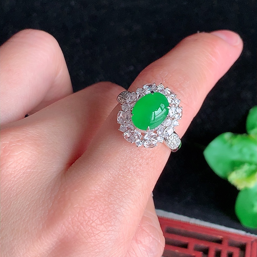 天然A货翡翠18K金伴钻镶嵌阳绿蛋面戒指 圈口17.4裸石
尺寸9-6.8mm 重量4.00g 0318