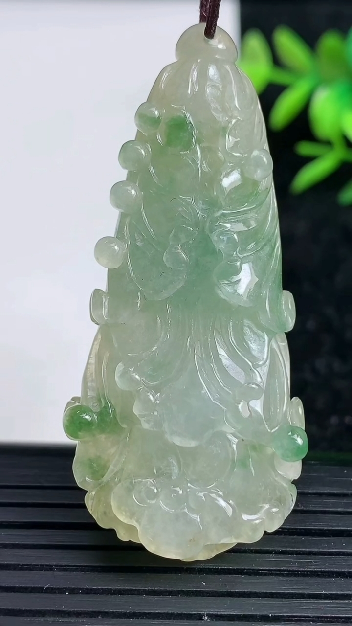 天然A货翡翠白菜吊坠，尺寸55.2-26-12.6，重:22.68g
3月20日