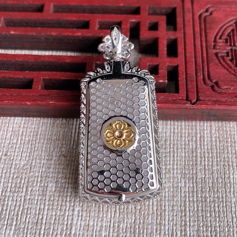 天然A货翡翠18K金伴钻镶嵌满绿无事牌吊坠 
尺寸37.4-17-9.4裸石24.6-14.4mm 重量7.25g 0318