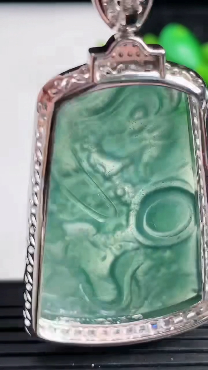 天然A货翡翠925银蓝水龙牌吊坠，尺寸61-33-8，重:17.78g
3月20日