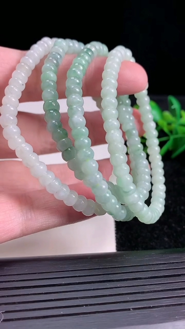 天然A货翡翠算盘珠手串四条，尺寸5.5-47颗，重:11.87g3月20日
工厂直销收藏佳品,种好水足，色泽均匀，有种有色，上手高大气！
