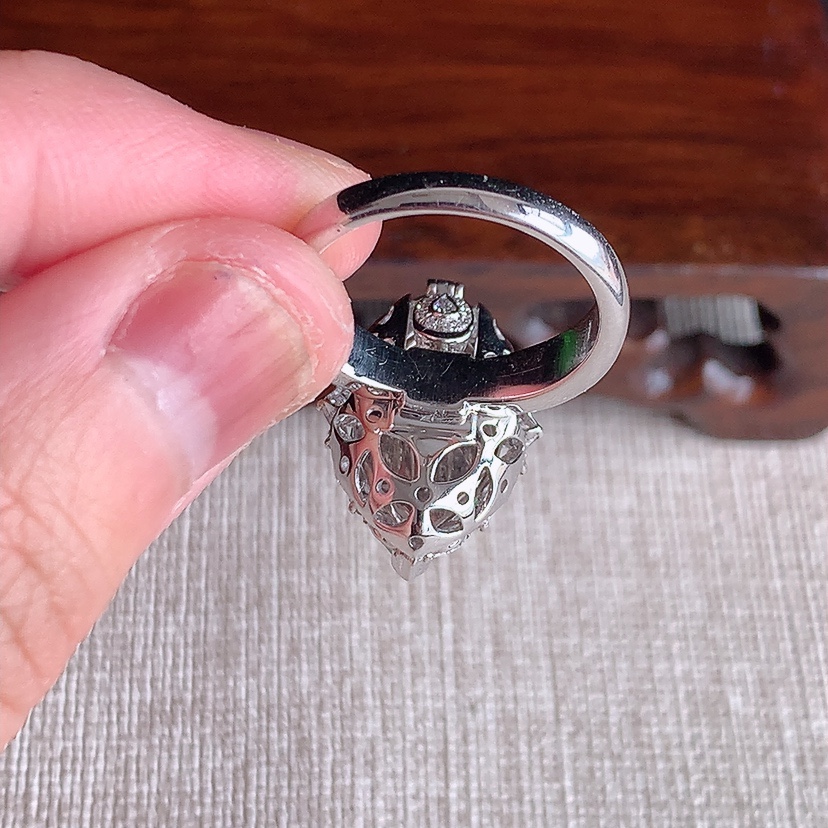 天然A货翡翠天然A货翡翠18K金伴钻镶嵌阳绿水滴戒指 圈口17.3裸石
尺寸17.7-9.3mm 重量6.08g 0318