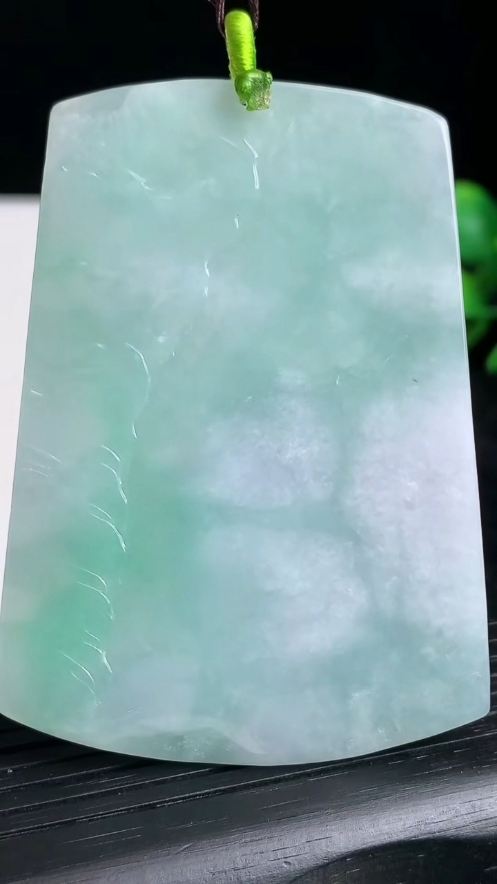 天然A货翡翠山水牌吊坠尺寸65.4-47.5-4.2重量:34.18g
3月20日