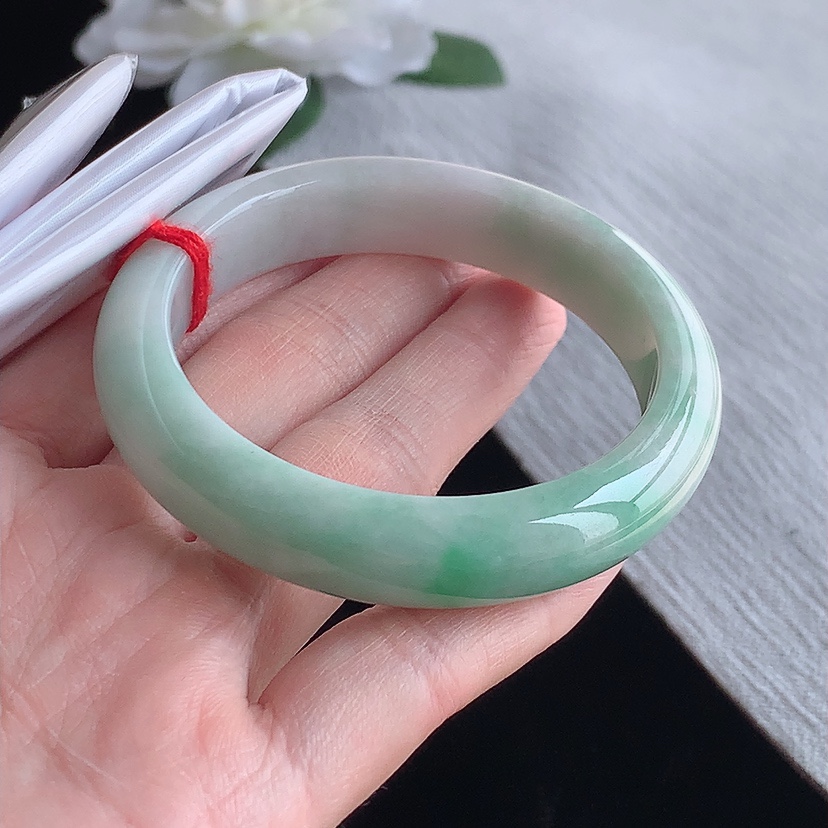 天然A货翡翠飘绿正装正圈手镯52-53小圈口  
尺寸52.5-12-7.7mm 0318