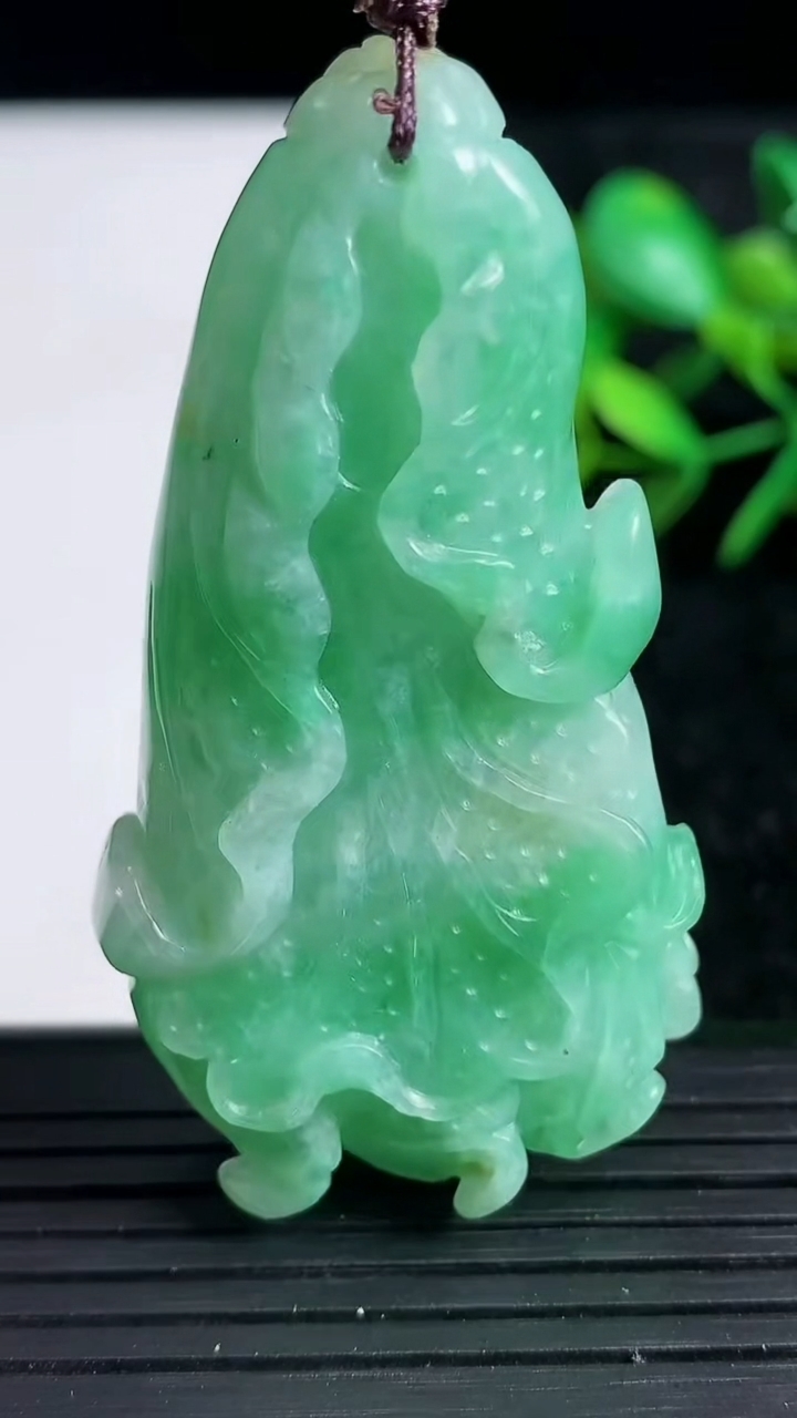 天然A货翡翠白菜吊坠，尺寸58-30.5-12.5，重:42.69g
3月20日