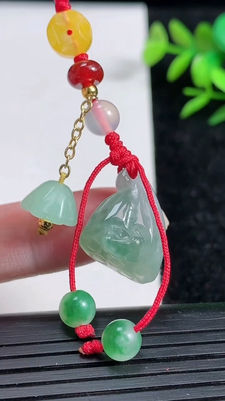 天然A货翡翠莲蓬吊坠，尺寸20.2-15.1-11，重:4.61g
3月20日