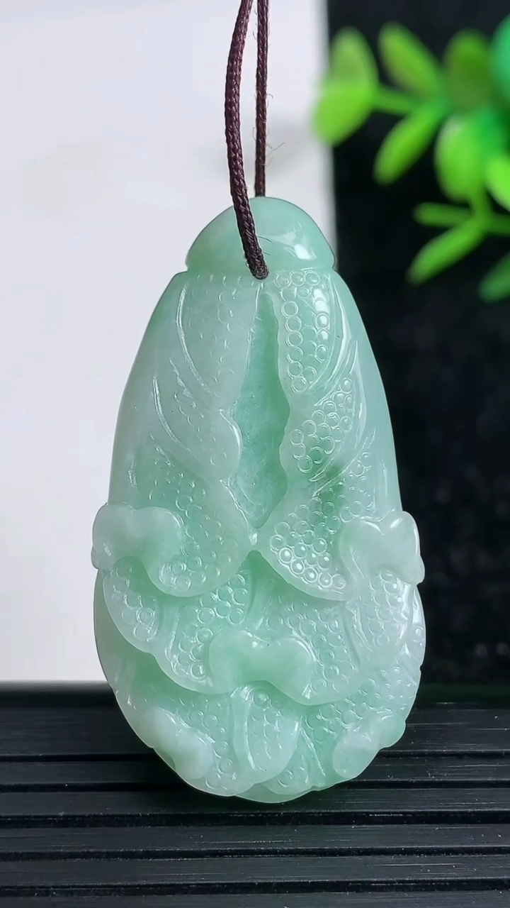 天然A货翡翠白菜吊坠，尺寸42-23-7.3，重:12.10g
3月20日