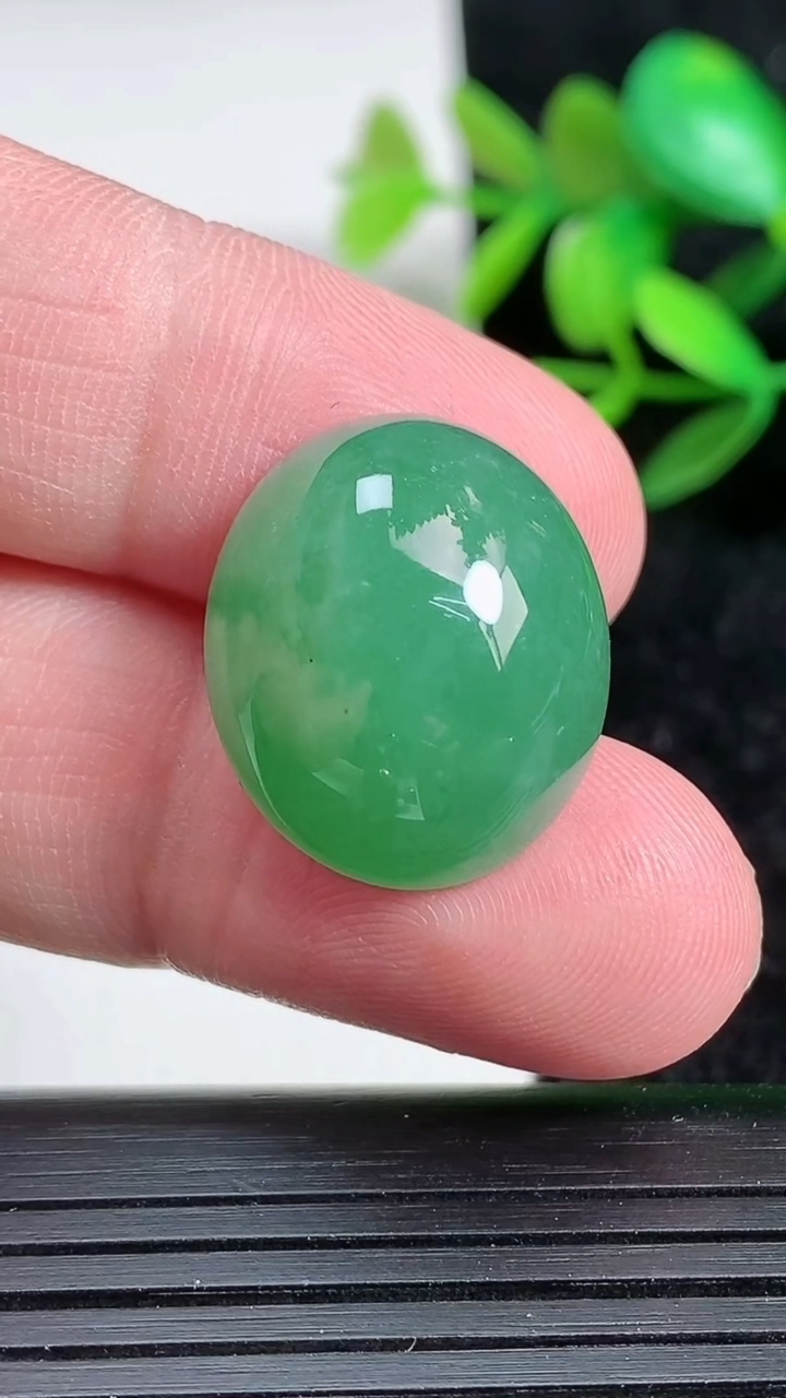 天然A货翡翠蛋面镶嵌件，尺寸21.2-18-10.5，重:6.25g
3月20日