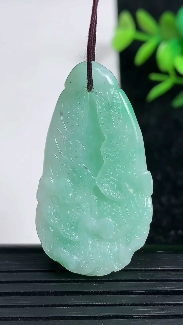 天然A货翡翠白菜吊坠，尺寸42-23-7.3，重:12.10g
3月20日