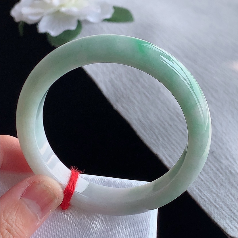 天然A货翡翠飘绿正装正圈手镯52-53小圈口  
尺寸52.5-12-7.7mm 0318