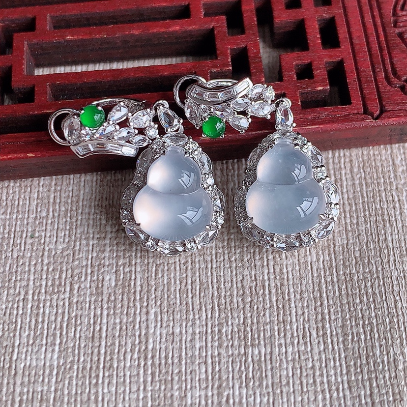 天然A货翡翠18K金伴钻镶嵌白月光葫芦耳坠 
尺寸12-10-10.3mm 重量9.26g 0318