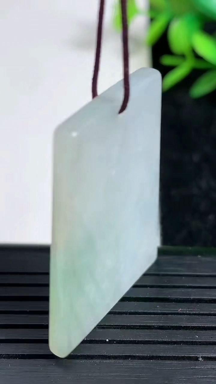 天然A货翡翠无事牌镶嵌件，尺寸35.8-26-3，重:8.97g
3月20日