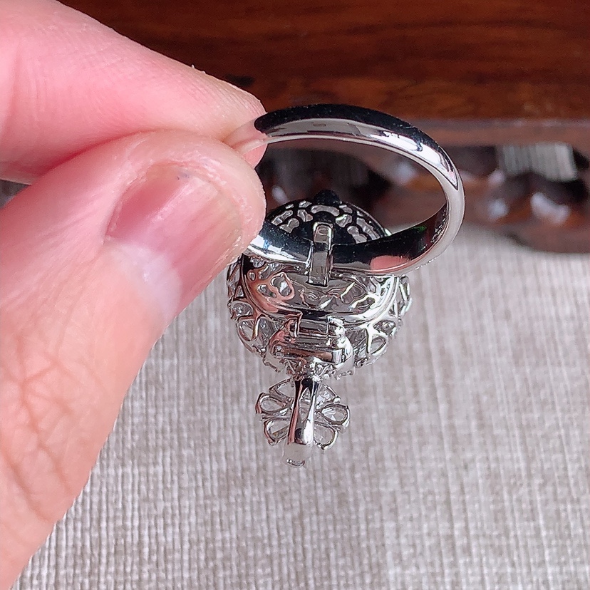 天然A货翡翠18K金伴钻镶嵌阳绿蛋面戒指吊坠两用款 圈口17.5裸石
尺寸10.2-8.5mm 重量6.60g 0318