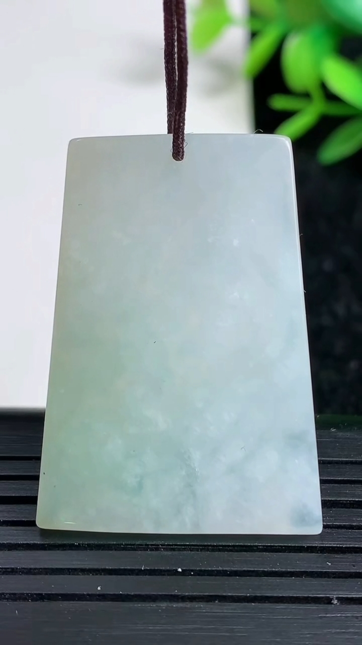 天然A货翡翠无事牌镶嵌件，尺寸35.8-26-3，重:8.97g
3月20日