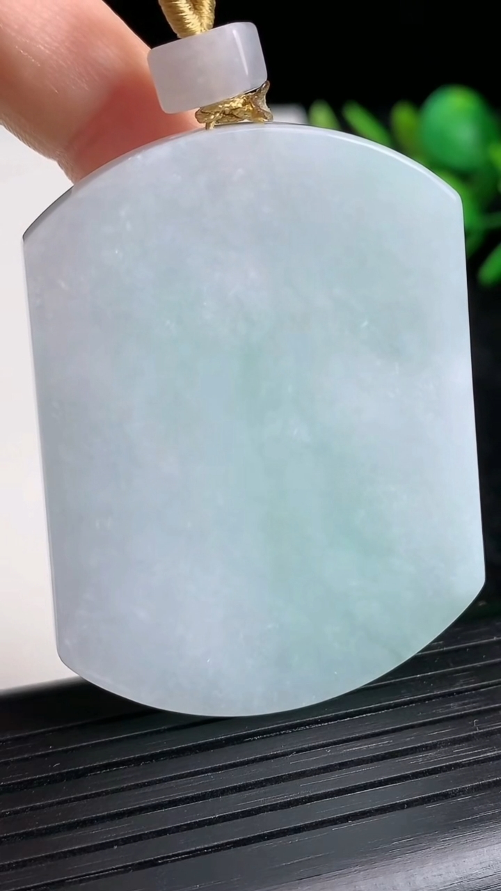 天然A货翡翠无事牌吊坠尺寸52.1-39.4-5重量:33.64g
3月20日